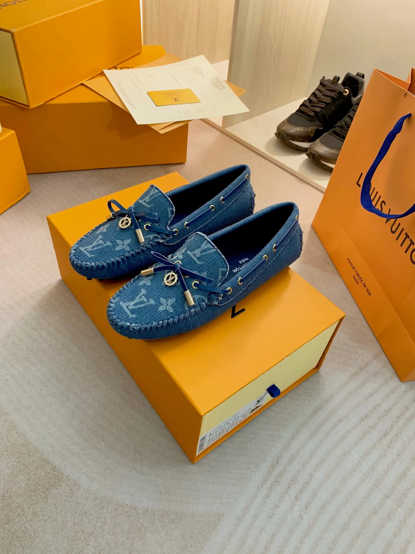 p460💰Couple model❤️🇫🇷 𝙇𝙤𝙪𝙞𝙨 𝙑𝙪𝙞𝙩𝙩𝙤𝙣 🇫🇷Louis Vuitton 2023 Classic𝓛𝓿 𝓣𝓻𝓪𝓲𝓷𝓮𝓻 Sports Series ➪➪➪¯ [Arizona Doudou Shoes Series] ▪️▪️▪️Arizona slip-on shoes are made of Monogram Eclipse canvas. Its hand-painted and dyed edges and hand-sewn uppers fully demonstrate Louis Vuitton's traditional shoemaking craftsmanship. This slip-on shoe is very lightweight. The integrated tongue and upper make it particularly comfortable and flexible. The soft outsole is equipped with rubber padding. Decorated with matching sash. Detailed features: ☑️Monogram Eclipse canvas ☑️Black Eclipse pattern ☑️Hand-painted shoe edges ☑️Hand-sewn uppers (each pair takes time to process) ☑️Integrated tongue and upper construction ☑️Outsole equipped with rubber lining ☑️size: 35_46